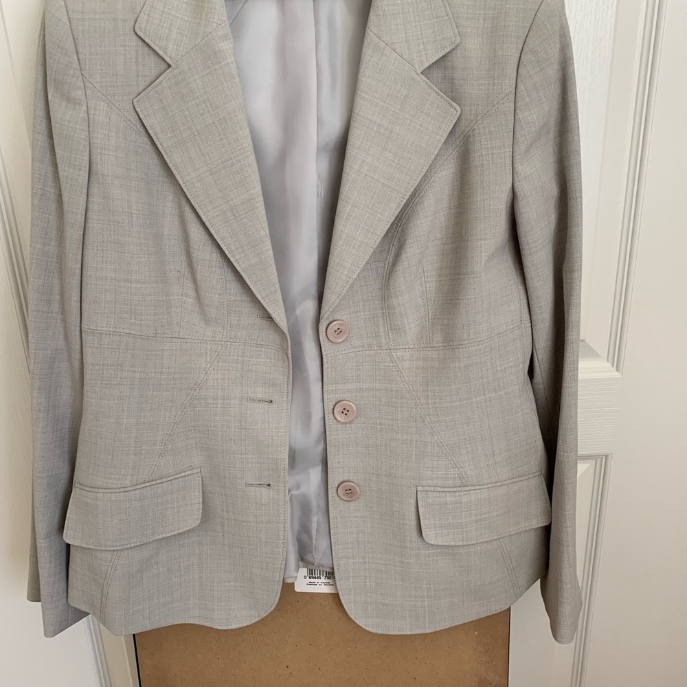 Suits - Picture 2 of 7